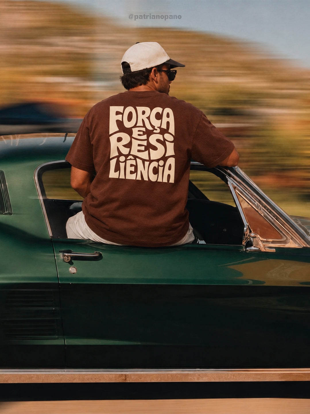 Homem na janela do carro com a camisa Força e Resiliência